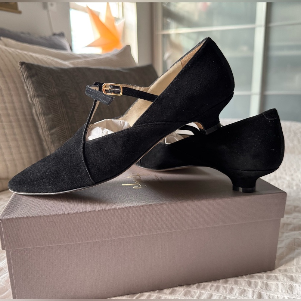 🌸NWT🌸
Amalfi by Rangoni Italian black suede kitten heels, size 8.